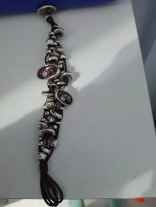 Pulsera Uno de 50 Plata Piedras Rosas y Verdes