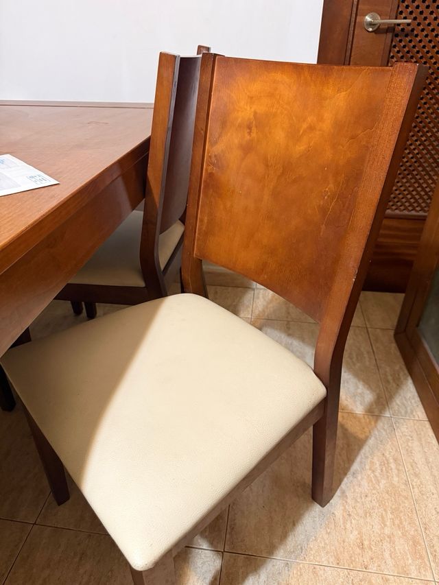 Mesa y 4 Sillas Comedor Madera