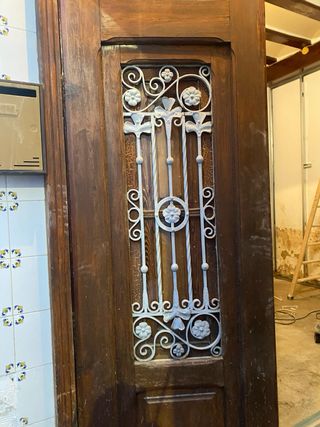 Puerta madera casa pueblo con reja