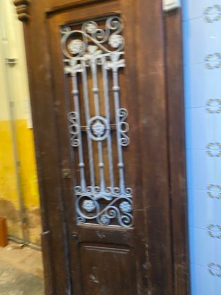 Puerta madera casa pueblo con reja
