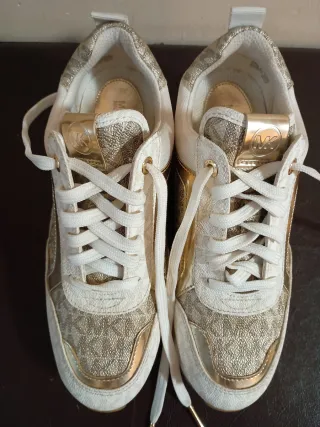 Zapatillas Michael Kors Doradas y Blancas,sin uso