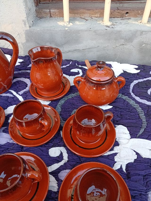 Juego antiguo de café de barro cocido