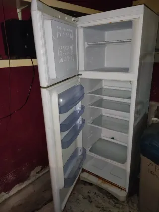 Nevera blanca con congelador
