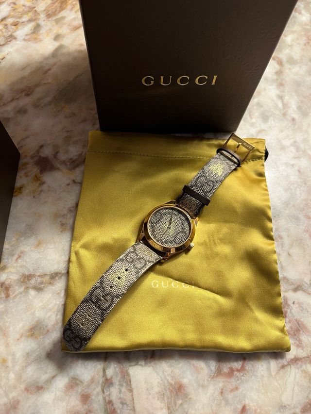 Elegante Reloj Gucci Marrón y Dorado Abeja.