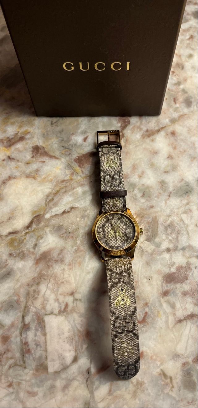 Elegante Reloj Gucci Marrón y Dorado Abeja.