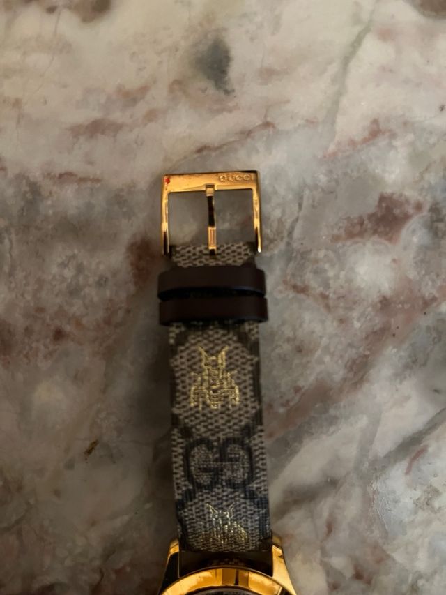 Elegante Reloj Gucci Marrón y Dorado Abeja.