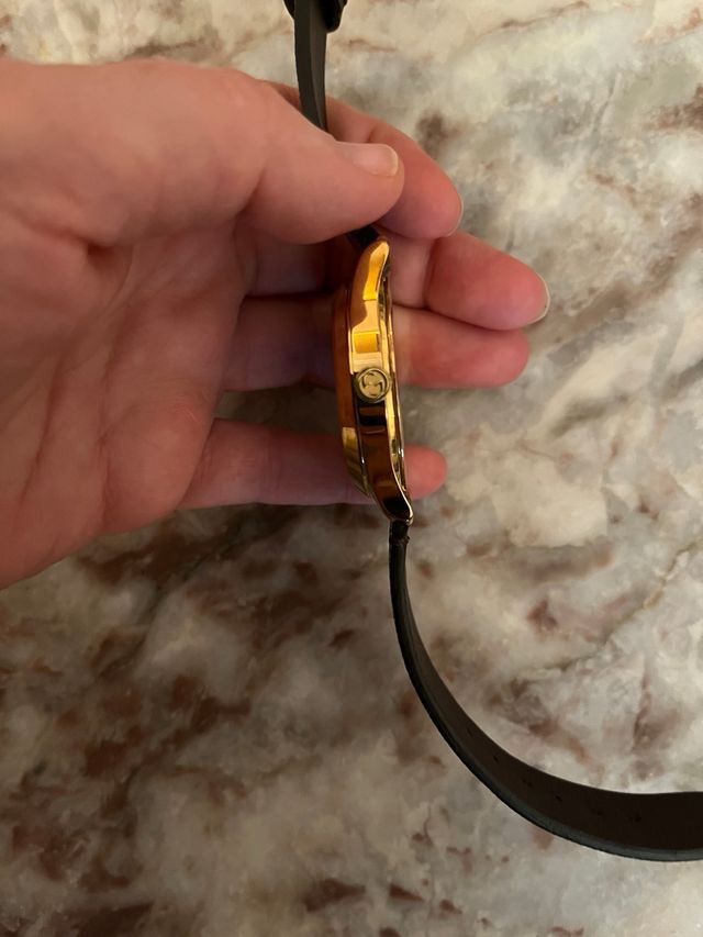 Elegante Reloj Gucci Marrón y Dorado Abeja.