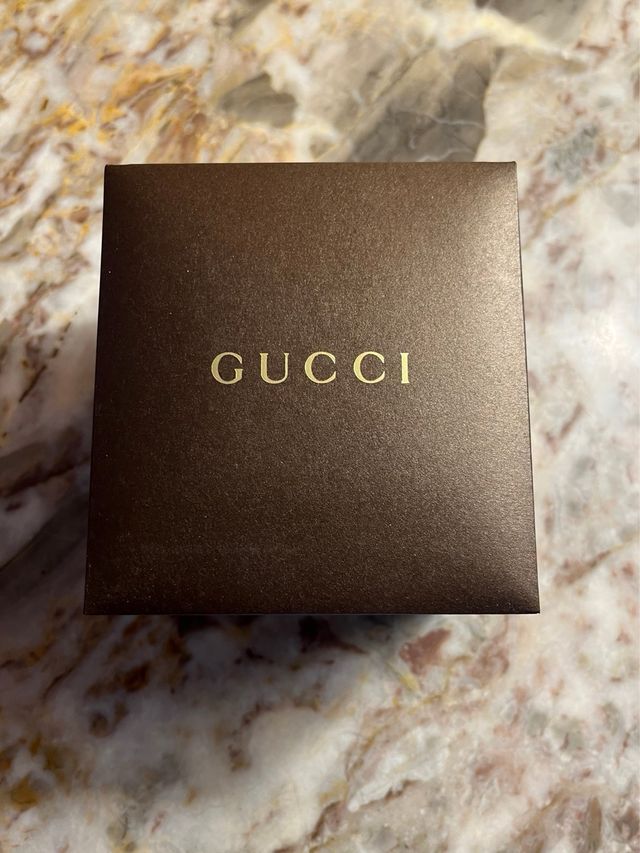 Elegante Reloj Gucci Marrón y Dorado Abeja.