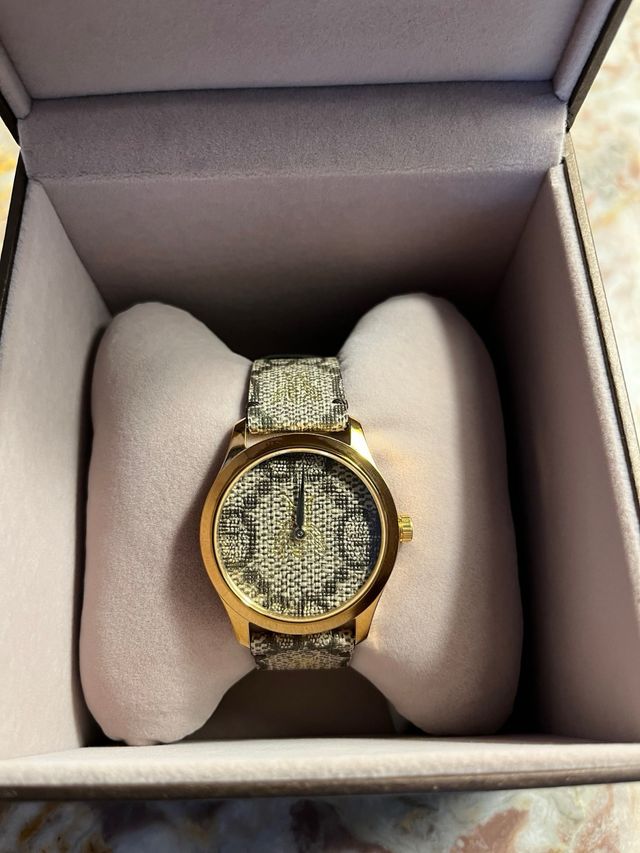 Elegante Reloj Gucci Marrón y Dorado Abeja.