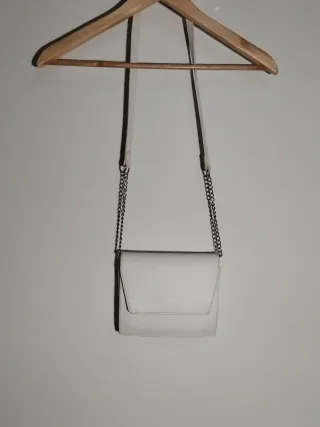 Bolso blanco con cadena plateada