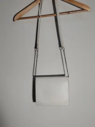 Bolso blanco con cadena plateada