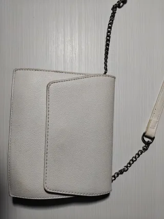 Bolso blanco con cadena plateada