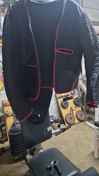 Chaqueta de moto negra con detalles fluorescentes