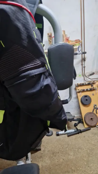 Chaqueta de moto negra con detalles fluorescentes