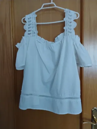 Camiseta blanca manga corta con encaje,abajo.