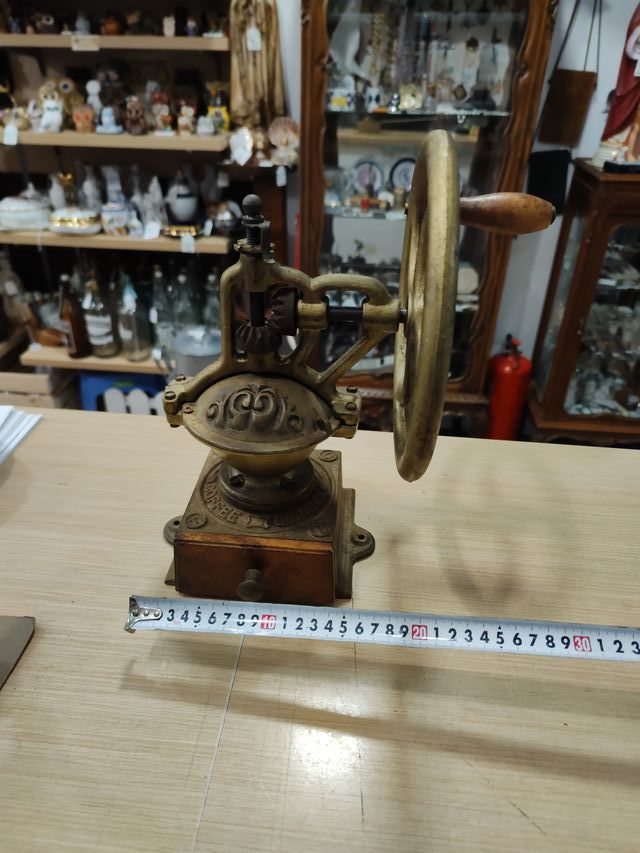 Macinino da caffè antico