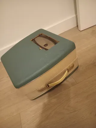 Tocadiscos antiguo beige y verde