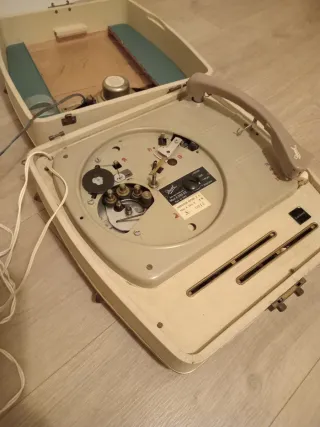 Tocadiscos antiguo beige y verde