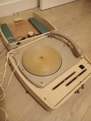 Tocadiscos antiguo beige y verde