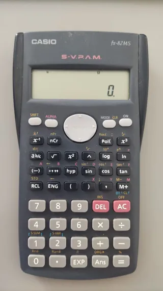 Calculadora Científica Casio fx-82MS