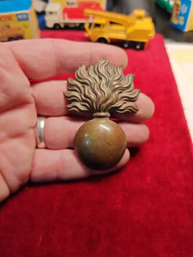 Distintivo militar antigo, bomba, artilharia