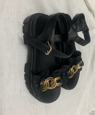 Sandalias Catwalk negras con cadena dorada 