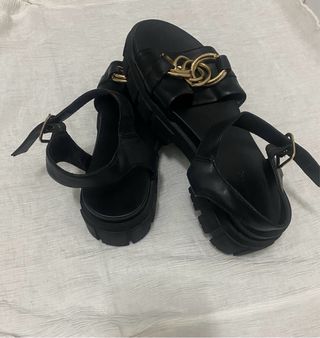 Sandalias Catwalk negras con cadena dorada 