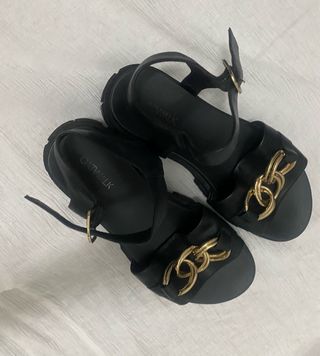 Sandalias Catwalk negras con cadena dorada 