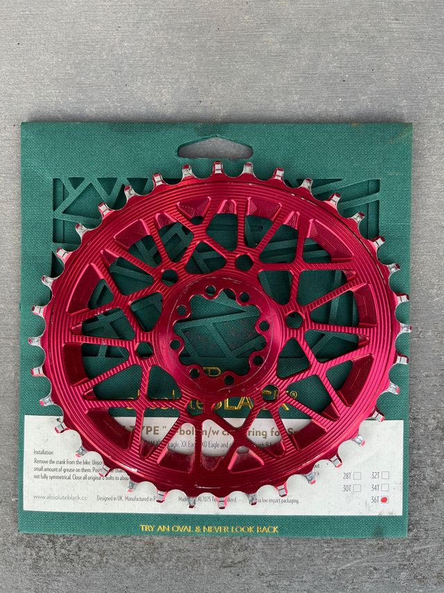 Plato Absolute Black Oval 36T Rojo