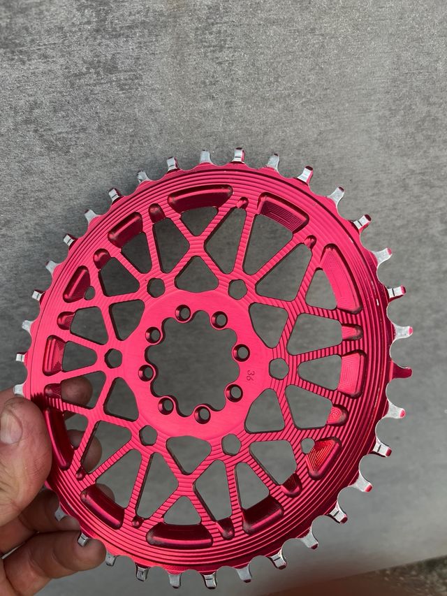 Plato Absolute Black Oval 36T Rojo