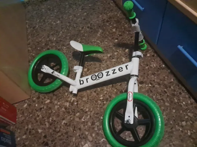 Bicicleta de equilibrio Broozer verde