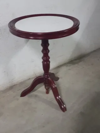 Mesa auxiliar redonda de madera y mármol