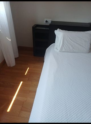 Cama ,2 mesillas extraibles y cómoda 