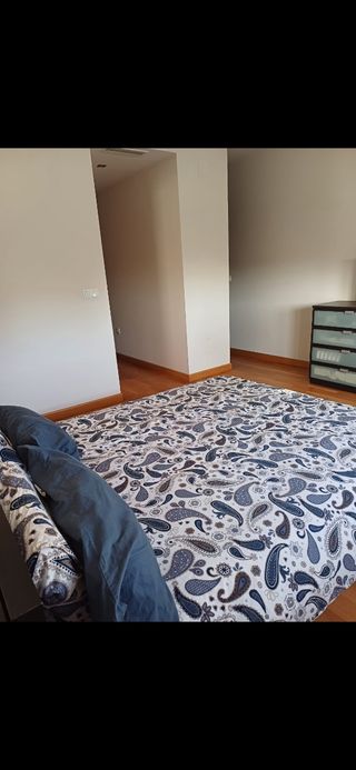 Cama ,2 mesillas extraibles y cómoda 