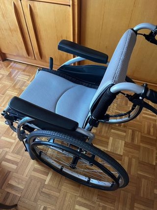 silla de ruedas plegable y  con freno