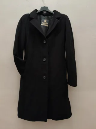 Cappotto total black sagomato elegante 