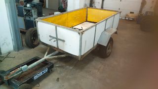 Remolque de carga blanco y amarillo
