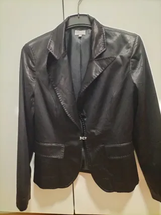 Chaqueta tipo esmoquin Naf Naf negra