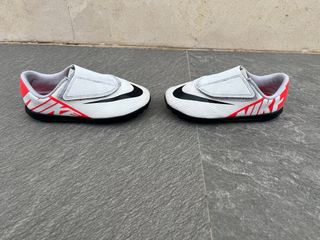 Botas de fútbol Nike niño 29.5
Nike Mercurial Jr
