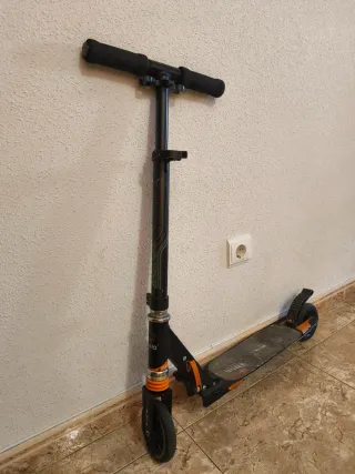 Patinete infantil negro y naranja