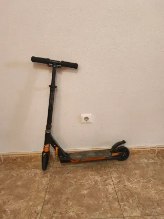Patinete infantil negro y naranja