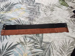 Cinturones elásticos negro y marrón