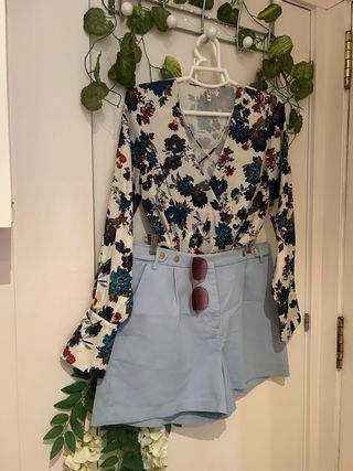 Pantalones cortos azules florales