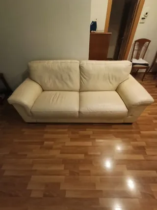 Sofá de tela beige y blanco