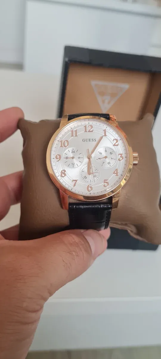 Reloj Guess Dorado Correa Negra