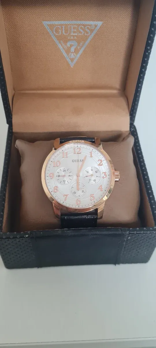 Reloj Guess Dorado Correa Negra