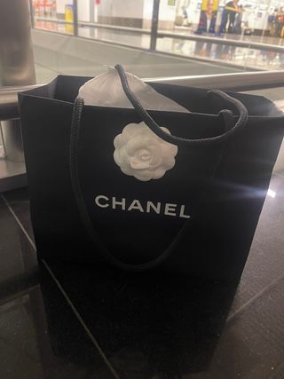 Bolsa Chanel Negra con Camelia Blanca