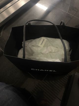 Bolsa Chanel Negra con Camelia Blanca