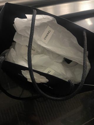 Bolsa Chanel Negra con Camelia Blanca