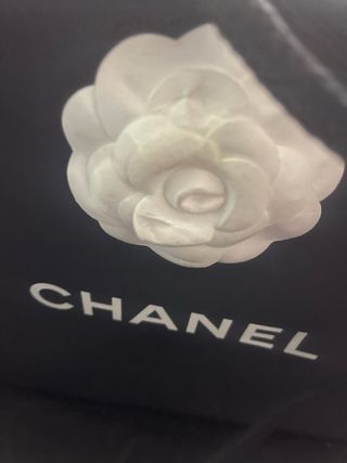 Bolsa Chanel Negra con Camelia Blanca